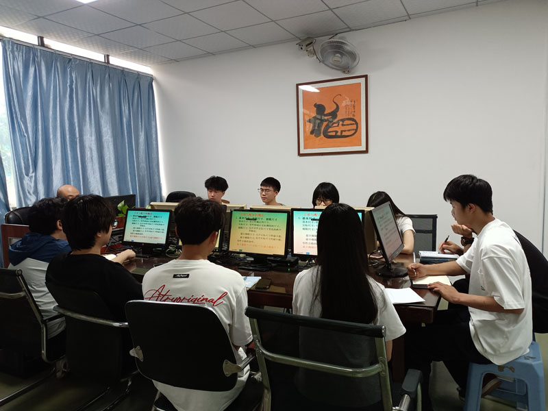 东莞万江天骄职校设计班老师上课中